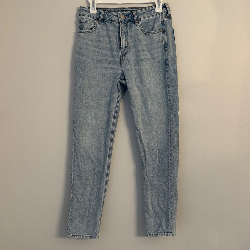 American Eagle Outfitters Light Wash High Rise Mom Jeans Size 6